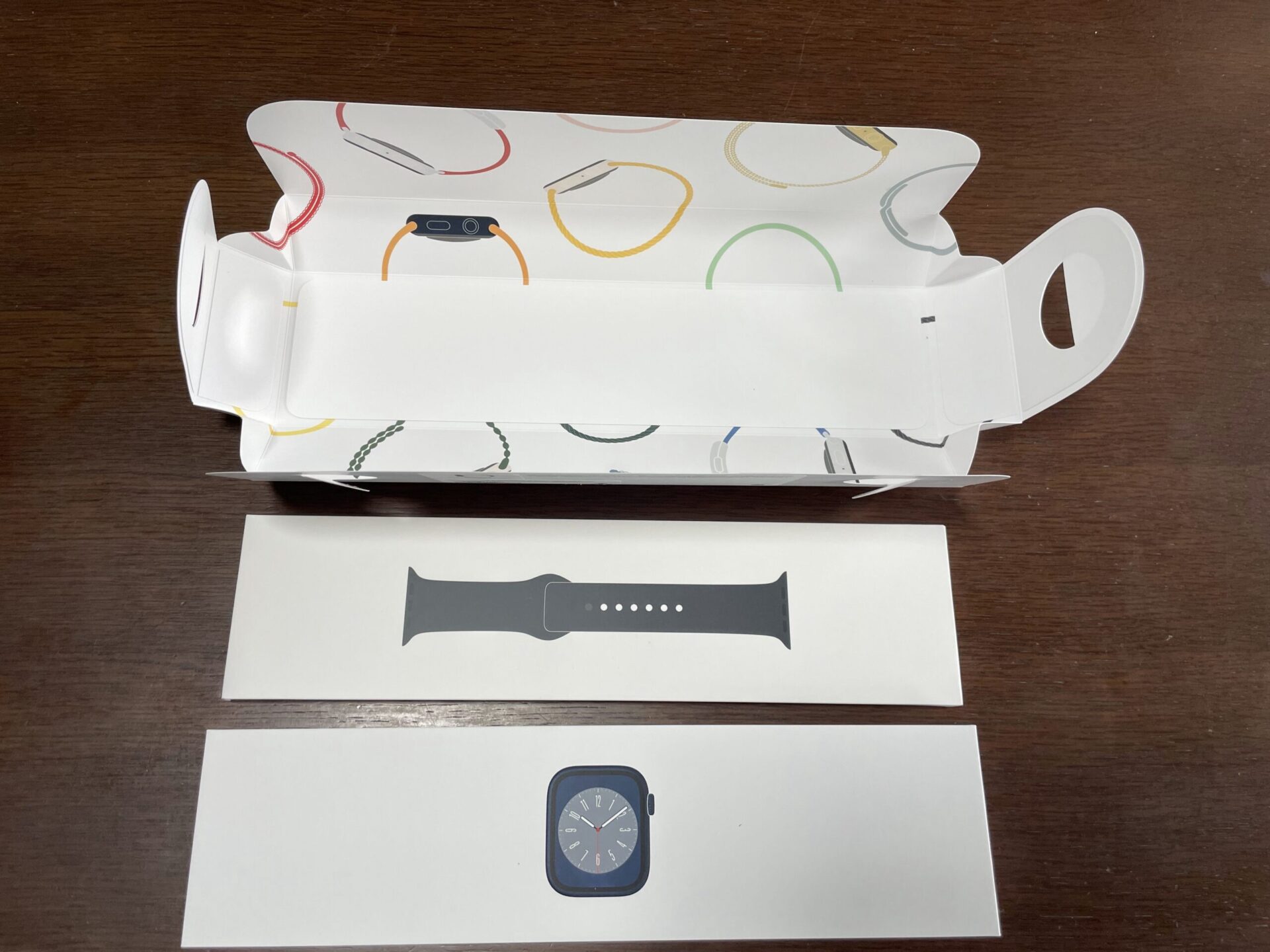 シンプルで一切無駄のないApple社製品らしいパッケージ。